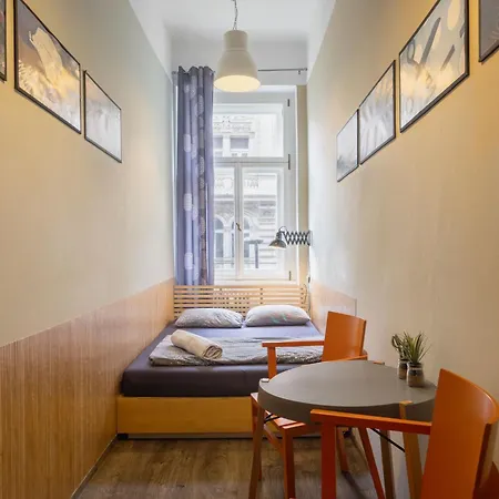 Hostel Elf Прага Экстерьер фото